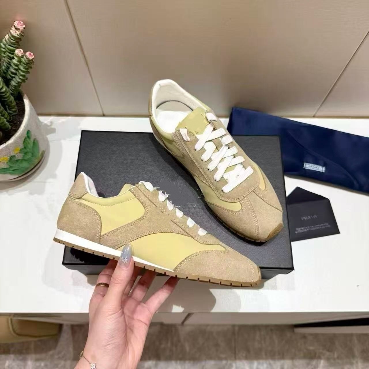 sneaker designer woman retro leather lace luxury comfortable black casual street city vintage modern fashion sport stylish work round toe office gre