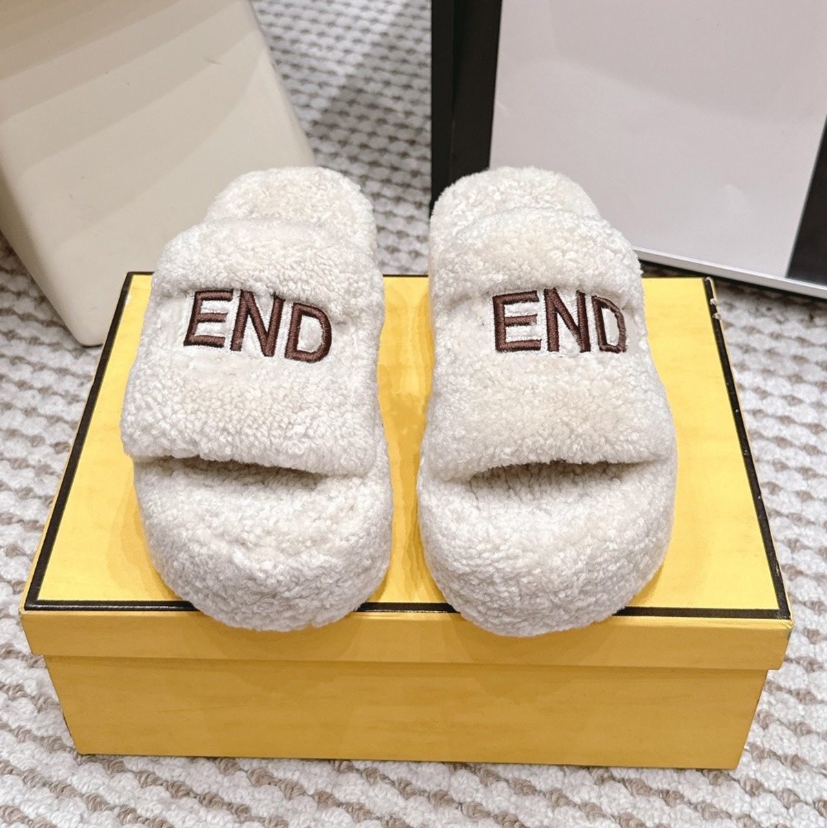 Designer Slippers Sandals For Woman Indoor Outdoor High Quality Sliders Keep Warm Thick Woolen Classic Plush Sandals