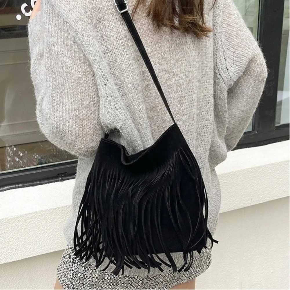 Shoulder Bags Vintage Suede Fringe Crossbody Bag Large Capacity Boho Style Shoulder Bag Solid Color Adjustable Shoulder Strap Bucket Bag Women H2610