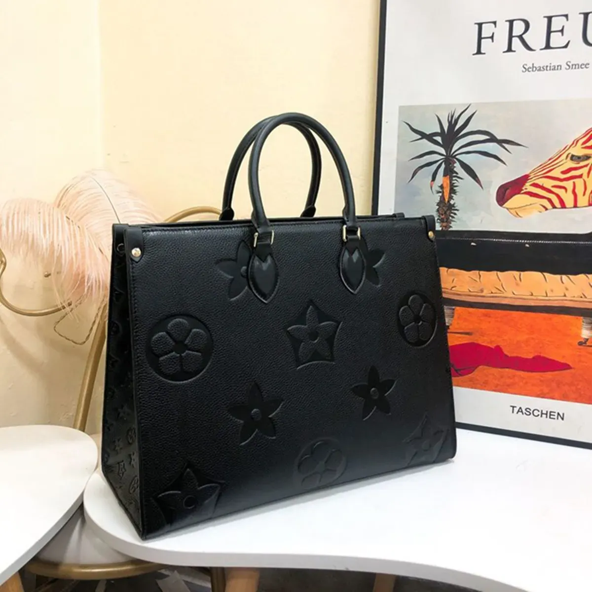 Luxurys Designer Bag Elegant Ladies' Multi-Purpose Crossbody Purse Featuring Artistic Bloom Patterns Shopping Tote Bag Leather Black Embossed P