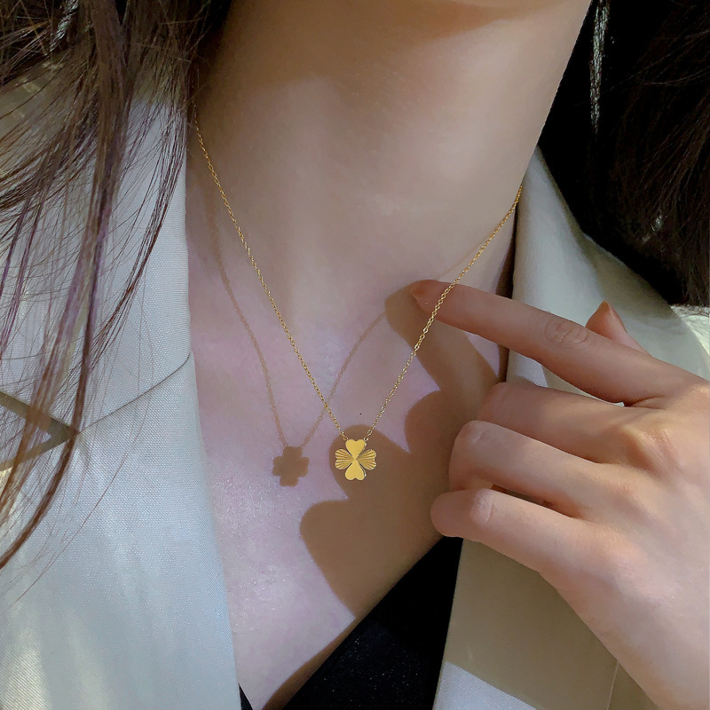 Lucky Four-Leaf Clover Split Flower Titanium Steel Necklace For Women, Light Luxury Niche, Non-Fading New Clavicle Chain, High-End Accessories