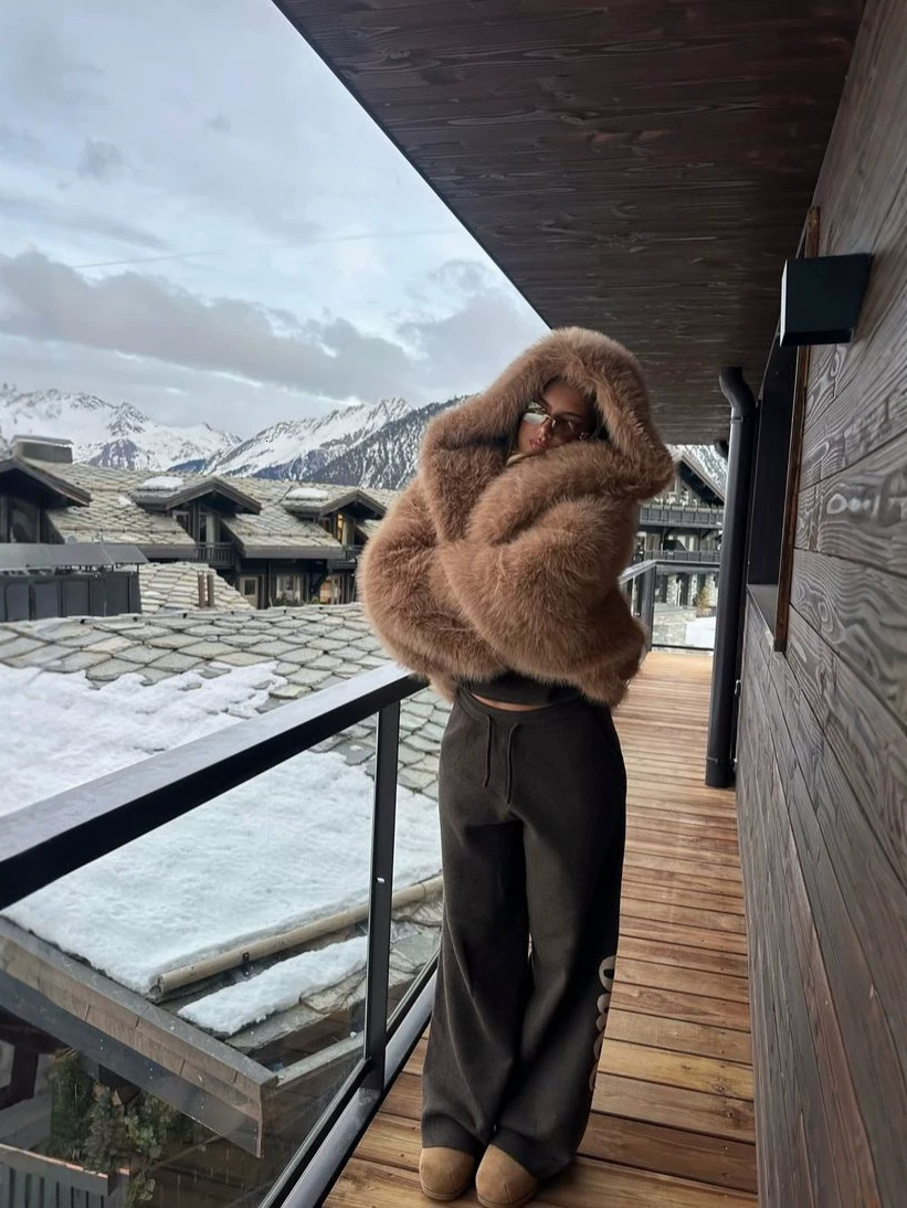 Wholesale Of Ready-To-Ship Young Women's Short, Loose-Fitting, Hooded Faux Fur Coats In A Trendy, Relaxed Style HongluVersatile and light luxur
