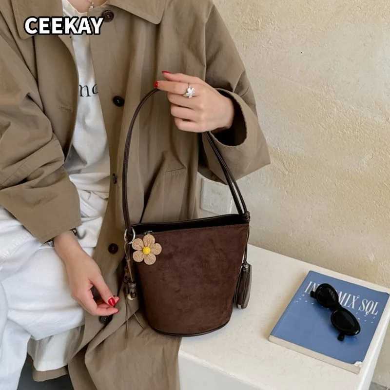 Designer Bag Totes CEEKAY Wen's Bucket Mti-Color Faux Suede Flower Charm Detail with Round Pouch Versatile ryday Cmute Casual Style J261016