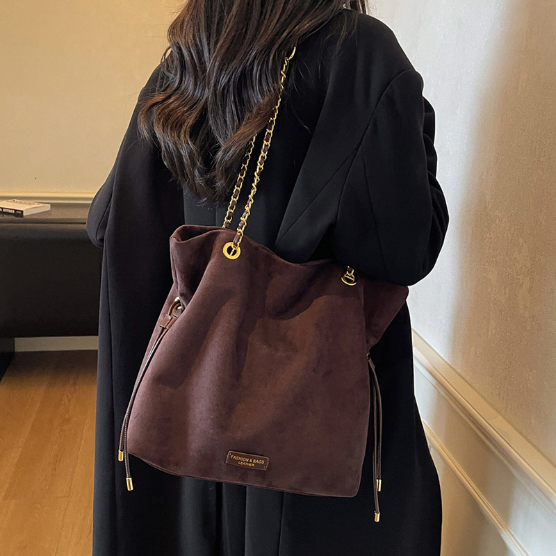 Popular foreign trade this year: new autumn and winter chain niche shoulder bags, fashionable crossbody bucket bags dhmallking