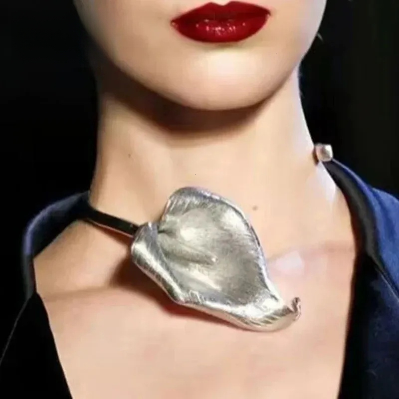 2026 Fashion Jewelry European And American Metal Flower Choker Necklace For cologne perfume Women Accessories Gifts Trend Designer