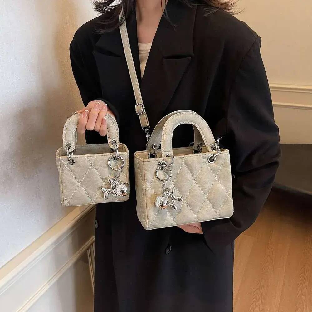 Shoulder Bag fashion Women's Small Style French Light Luxury New Hot Selling High End Single Shoulder Crossbody Fashionable Single t1