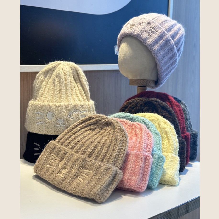 2025 new autumn/winter collection: cute cat-themed, Korean-style embroidered knitted hat for women, casual, simple, and versatile
