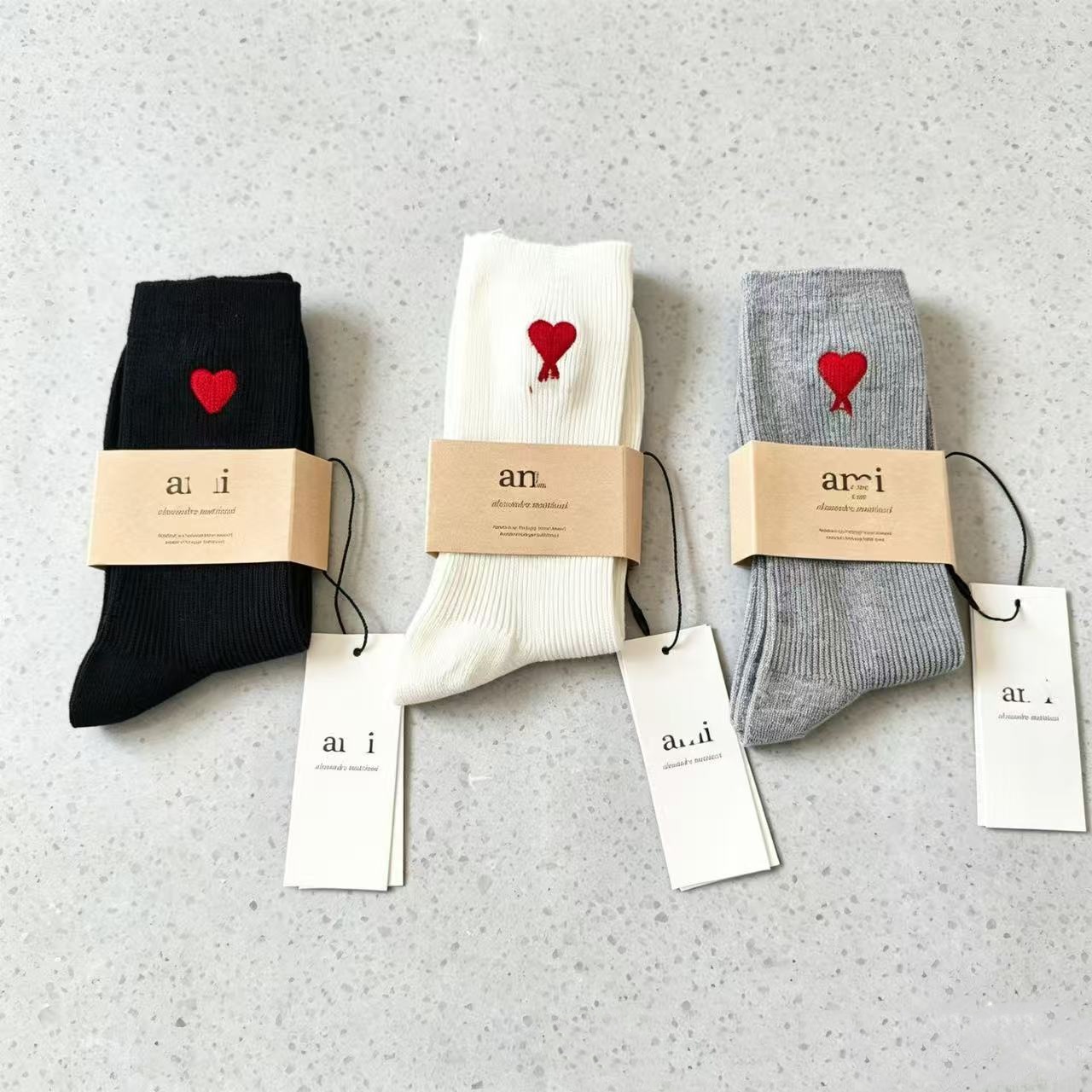 amisocks Luxury Designer Peach Heart Black White Gray Double Needle Embroidery Men Women Medium High Tube Casual Breathable Cotton Socks Unisex