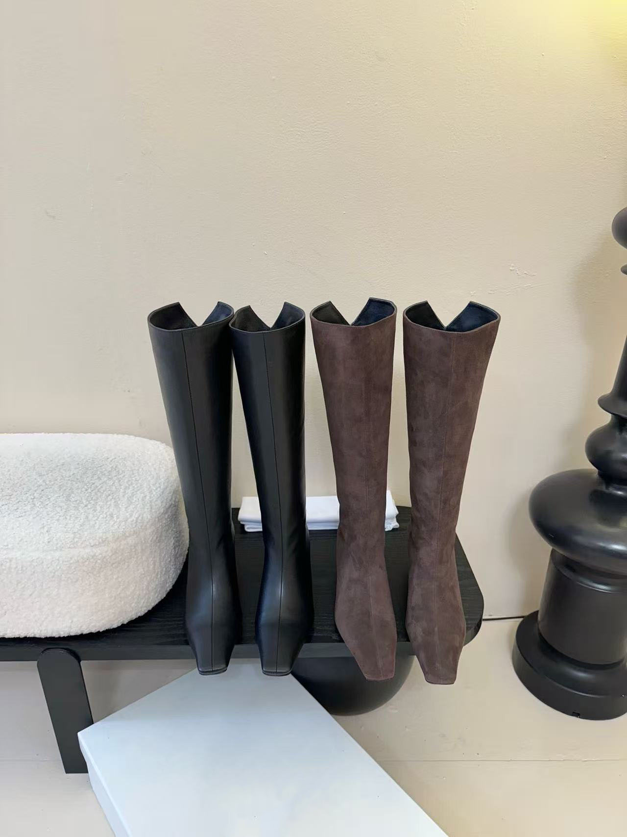 10A High-quality women's black soft leather knee-high boots, with a slimming square toe and elegant slim high heels, effortlessly elongating yo