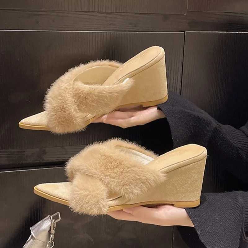 Women Slippers Fashion Fluffy Furry Slippers Temperament Pointed Wedge Heeled Slipper Winter Women Fluffy Slippers Zapatos Mujer Q261015