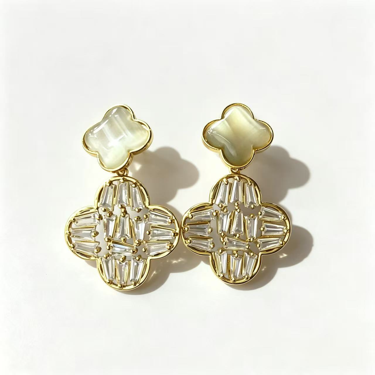 Newest Brand Designer Hollow Tapered Cubic Zirconia Four Leaf Clover Dangle Earrings High Quality Natural Shell Mother of Pearl Drop Luxury Party Je