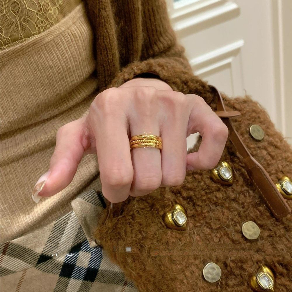 cologne 2026 Kuning Minimalist Gold Titanium Steel Plain perfume Twisted Ring, Light Luxury, High-End Chic, Vintage Stac L3