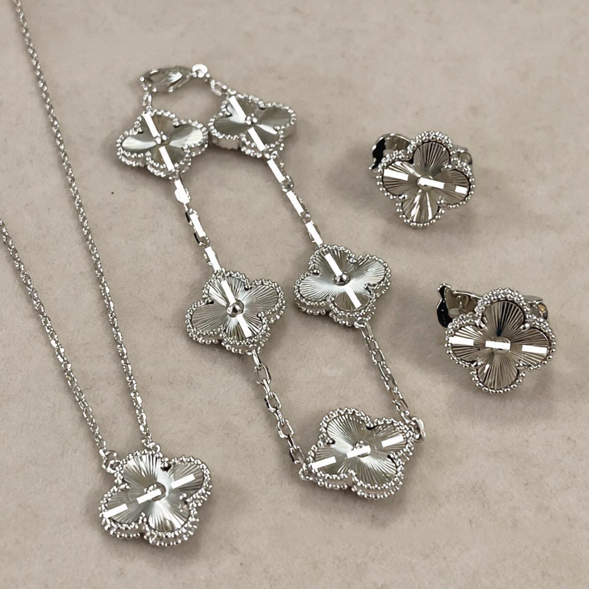 Designer Jewelry Butterfly Clover Bracelet Slim Four-Leaf Clover Bracelet Women Laser-Engraved Five-Flower Crafted Classic Gold Plating vanlies clee