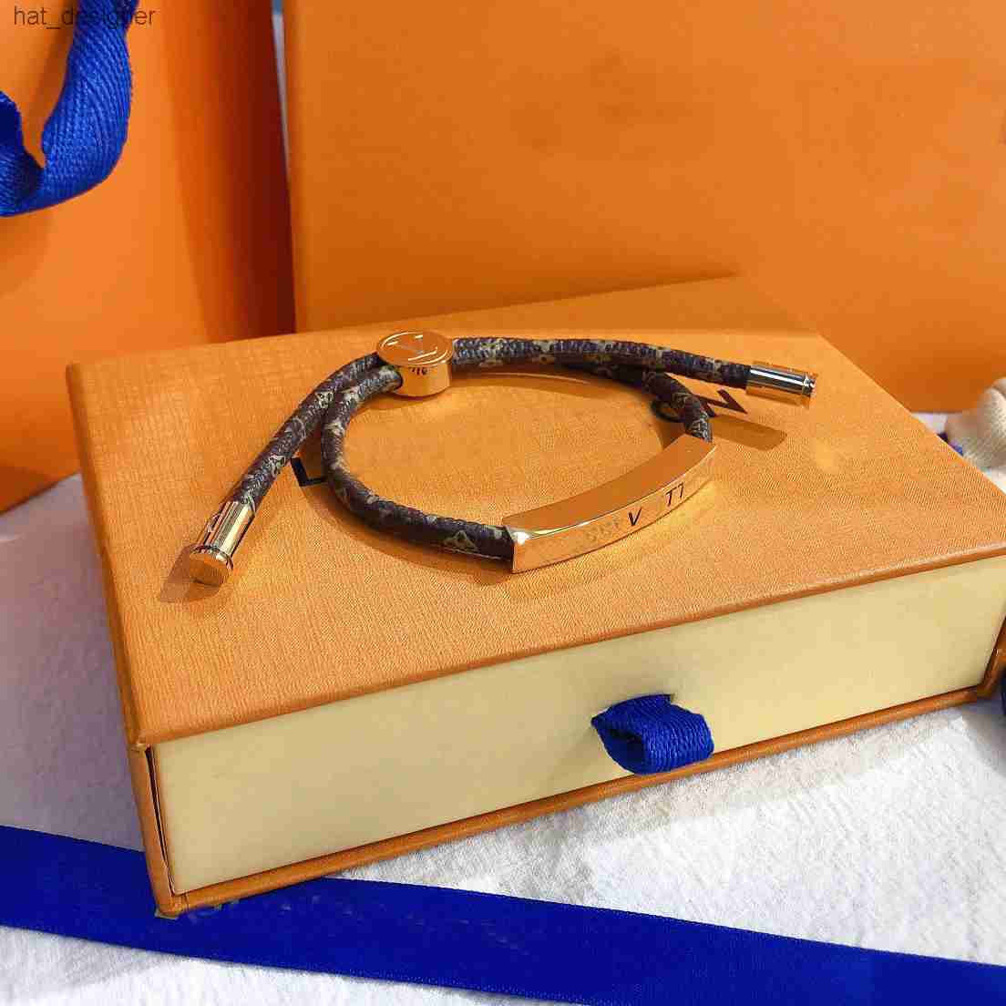 Newest Designer Bracelet Leather pendant Lettered Bracelets Fashionable Men Womens Bracelet Bangle Charm 18G Gold Plated Fashion Jewelry Gift