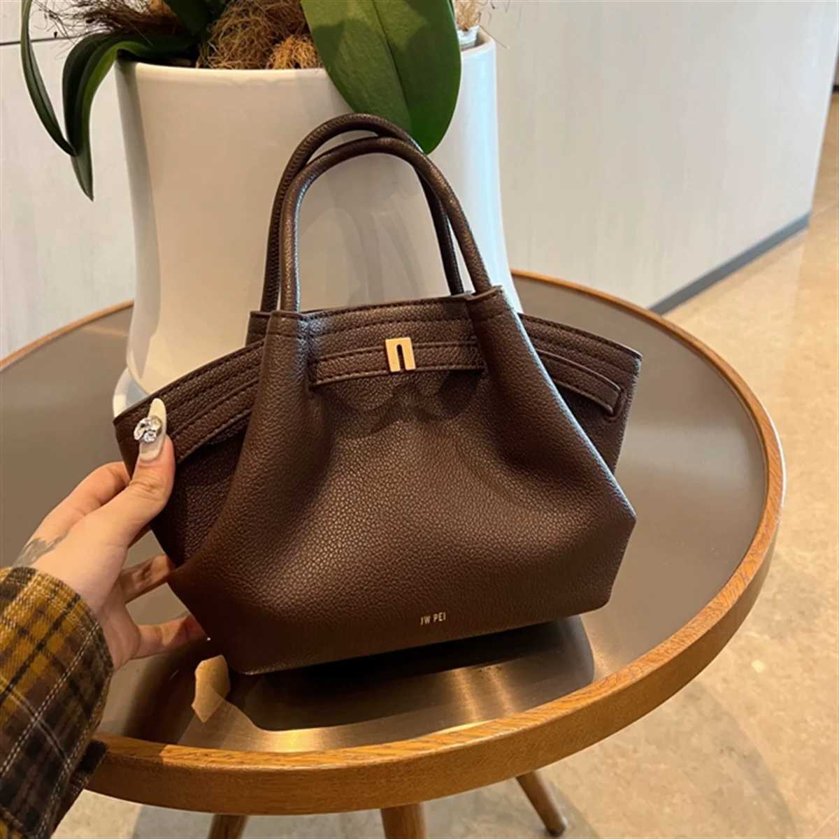 Designer JW PEI New Wen's Totes Canvas Brown Crossbody Shoder Bag Mini Vegan Leather Tote Bag Handbag Dumpling Bag High Quality Leather2026 J26