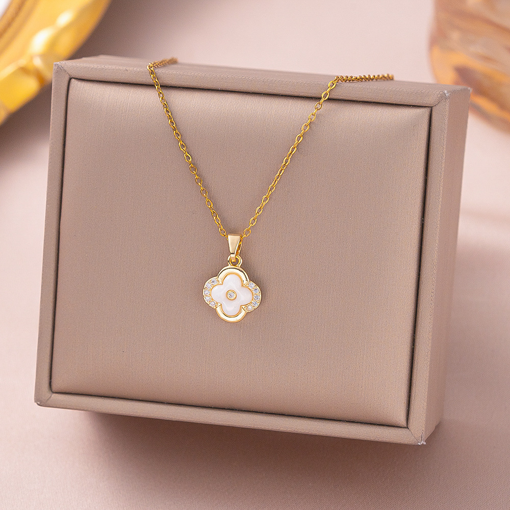 Exquisite Unique Four-Leaf Clover Bowknot Full Diamond Titanium Steel Necklace For Women, Fashionable And Luxurious Clavicle Chain