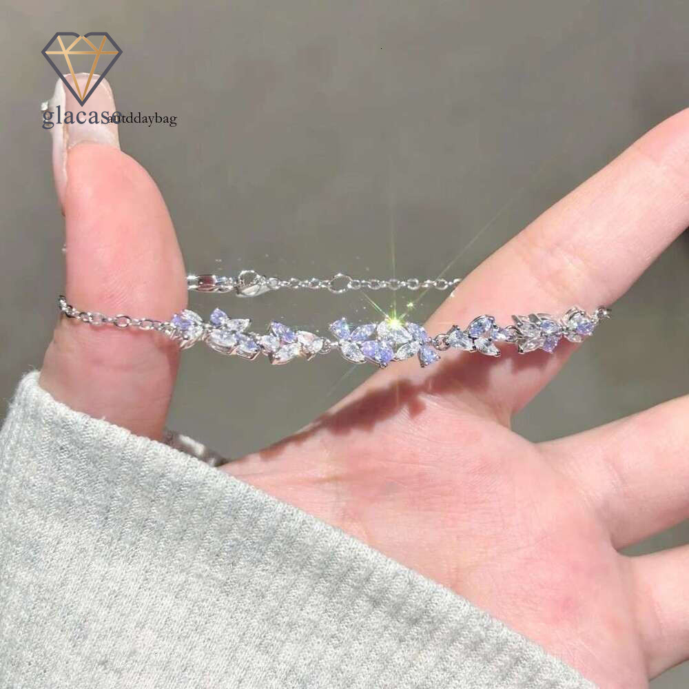 Stunning when layered~ Luxurious and high-end, full of sparkling diamonds, trendy bracelet with a niche design, versatile layering accessory