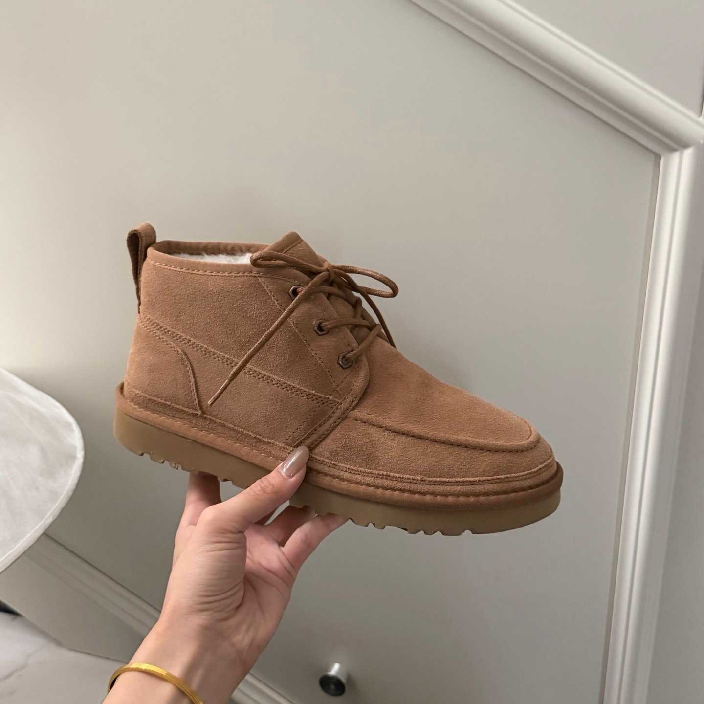 Casual lace-up men's boots, featuring a leather and fur combination, low-top design, lace-up closure, and a thick, warm lining, suitable for wi
