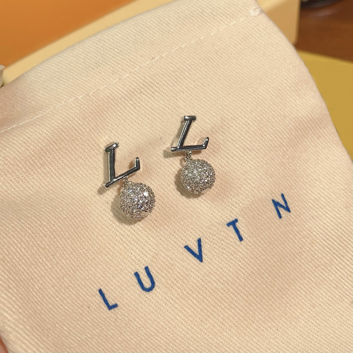 Exquisite Designer Silver Plated Letter Round Pendant Earrings A Luxurious And Fashionable Gift Suitable For Womens Daily Commuting Paired With Jewe