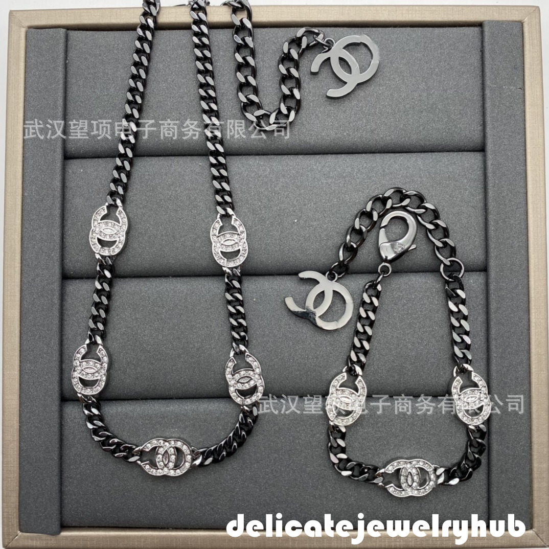 Designer CC Necklace Chaneeel Necklace Black Gold Set Multiple Accessories Letter Necklace For Women Trendy Full-Diamond Cuban Bracelet