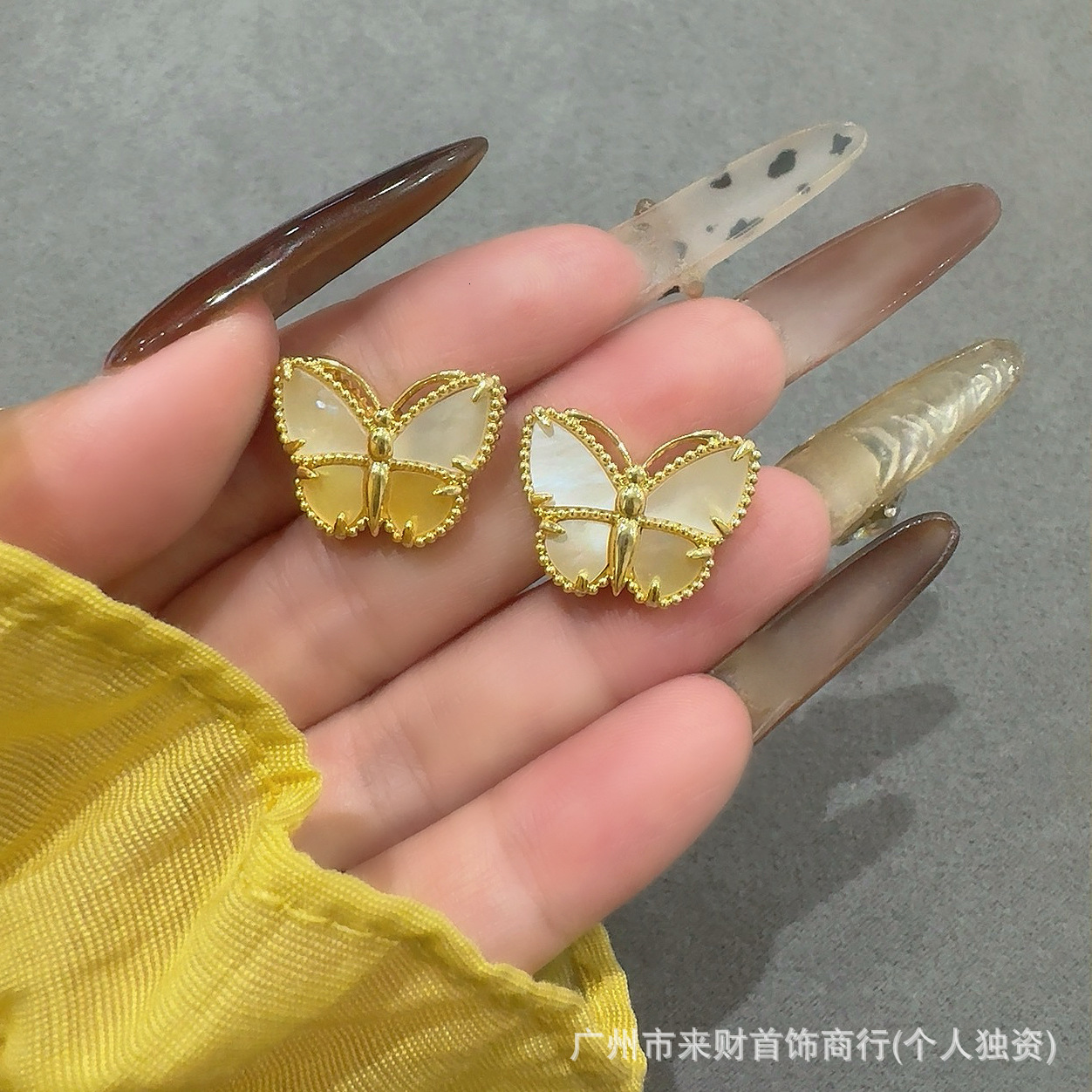 Designer Jewelry vanly New high-end gold single butterfly stud for women, fashionable, simple, light , versatile earrings