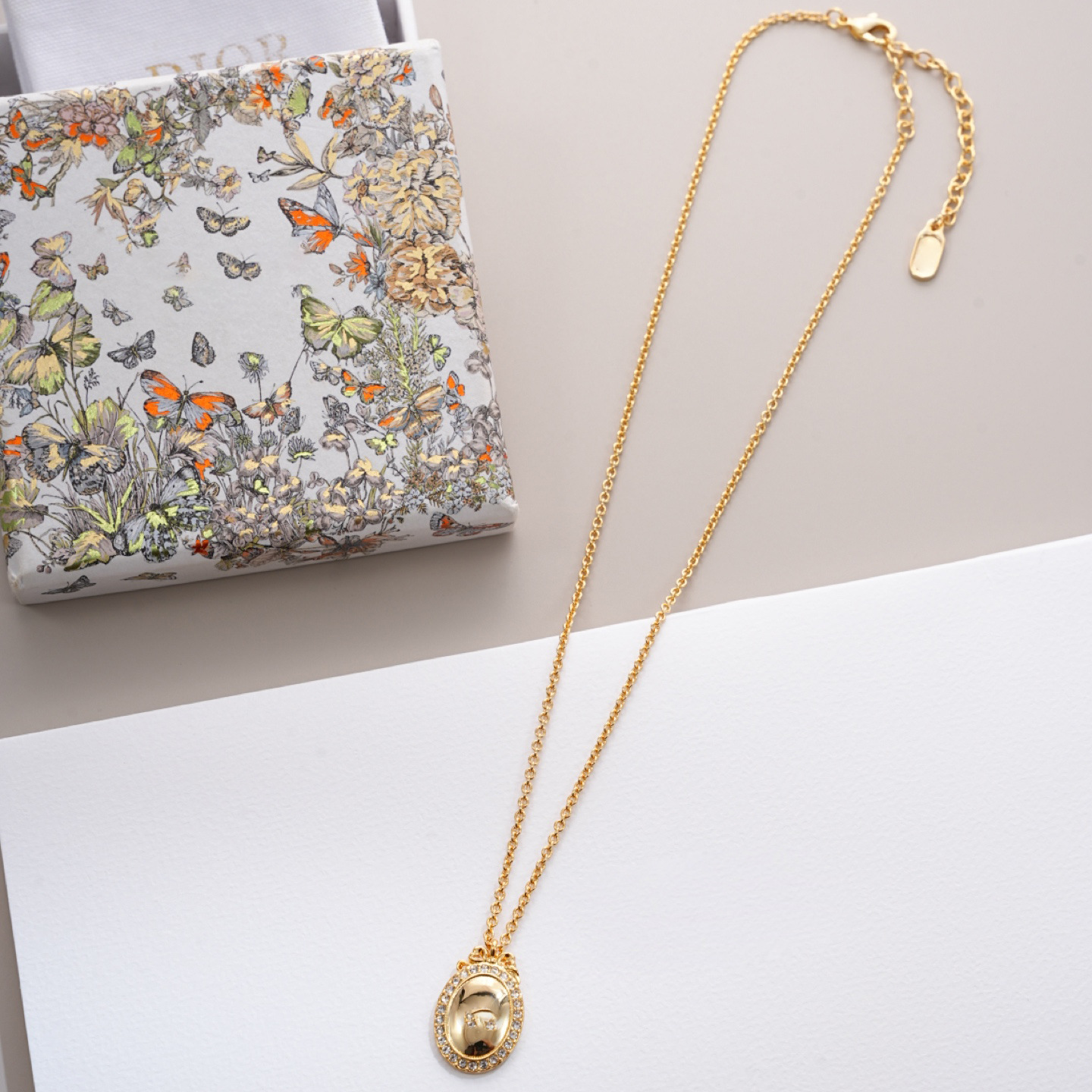 Top Quality Luxury Designer Oval Pendant Necklace for Women 18K Gold Plated Copper charm necklaces Elegant Fashion Jewelry with Gift Box