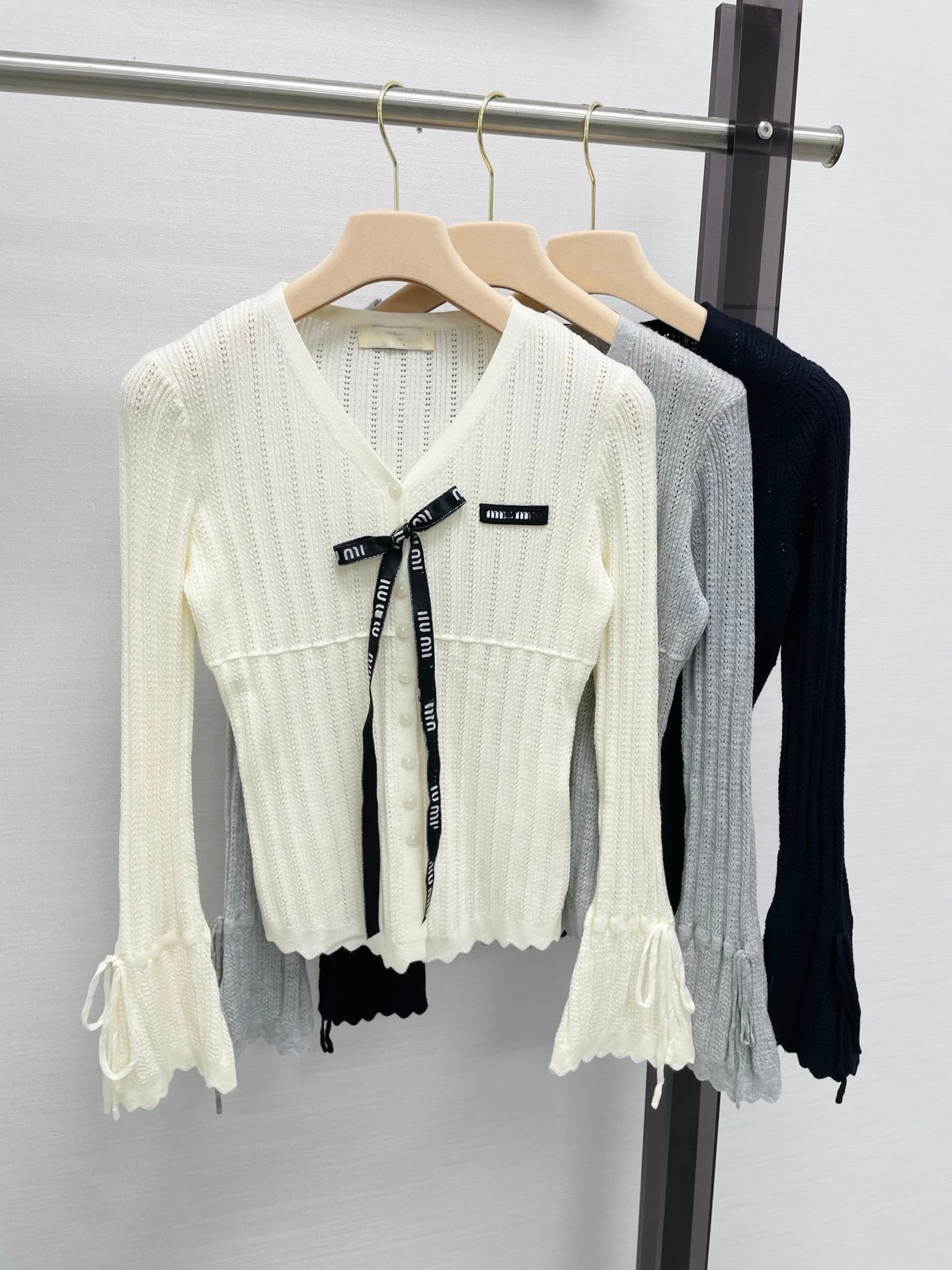 Designer High-End Early Autumn Collection: Long-Sleeved Top With A Bow Tie, V-Neck, Cut-Out Design, And Flared Sleeves, Knitted Cardigan bf6e