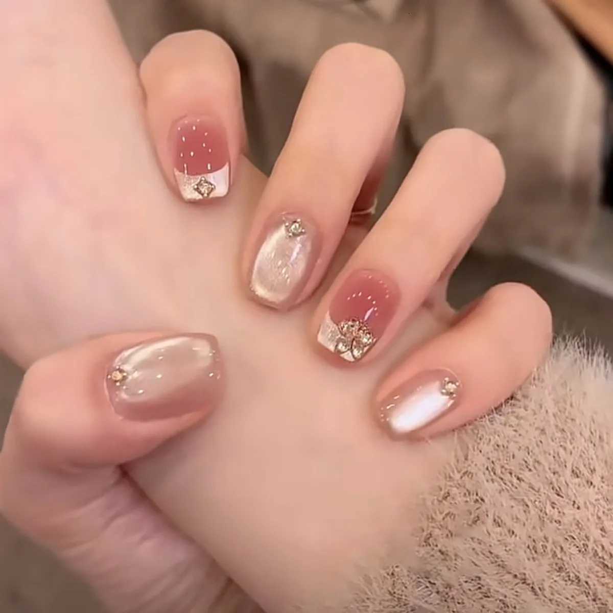False Nails 24pcs Cat's Eye French Fake Nails Tip Blush Short Square False Nail with Diamond Sweet Full Cover Ballet Wearable Press on Nails Q2