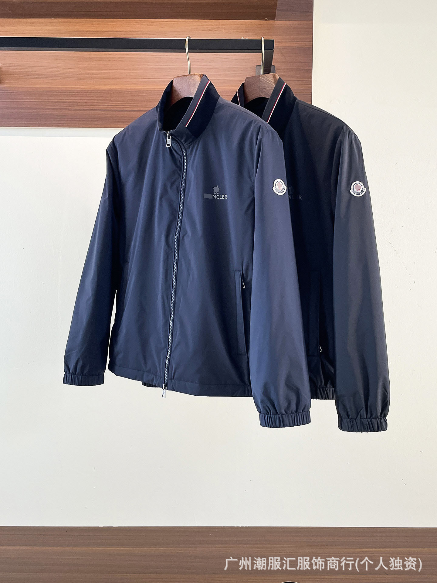 Correct version of stylish, lightweight men's autumn/winter stand-collar casual jacket with a chest logo, suitable for business and versatile w