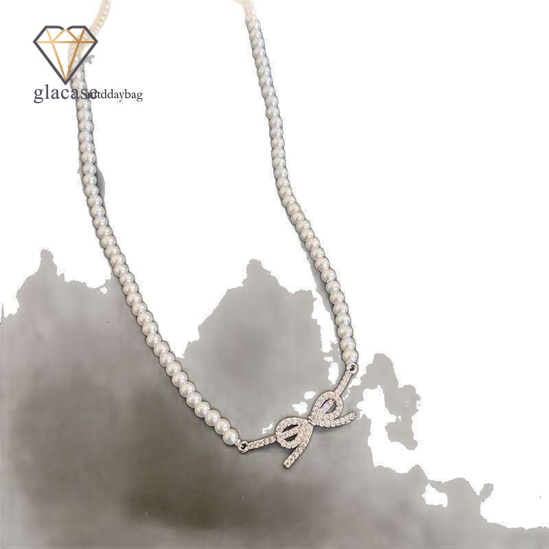 Hepburn Style Long Glass Pearl Necklace for Women, Autumn and Winter, Light Luxury, Niche, High-End Clavicle Chain, Fashionable Retro Sweater