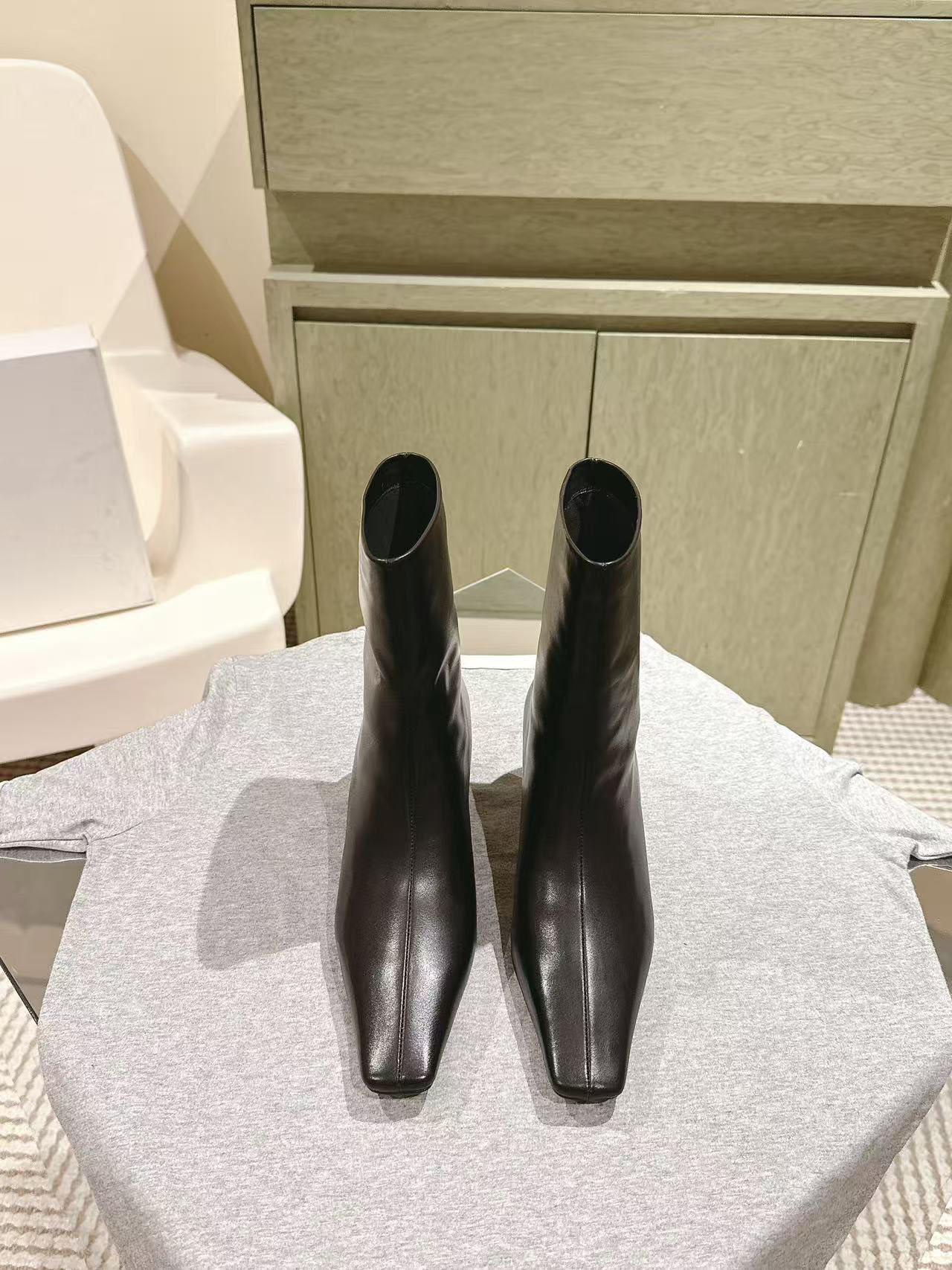 10A high-quality vintage black soft leather ankle boots with a sleek square toe and elegant kitten heel, simple and classy, versatile fall and winte