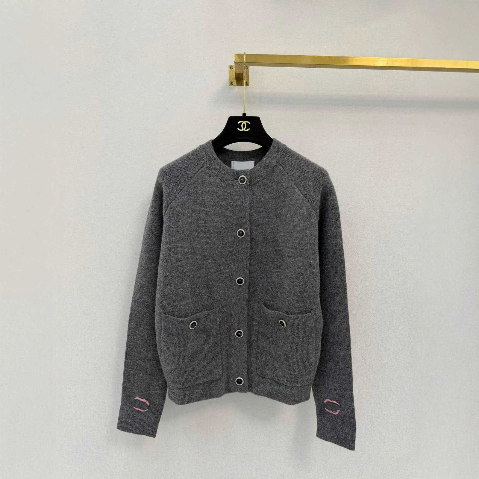 Women's Sweaters Designer high-end small knit cardigan, long-sleeved, black, with touch luxury, and color-block design for sophisticated look