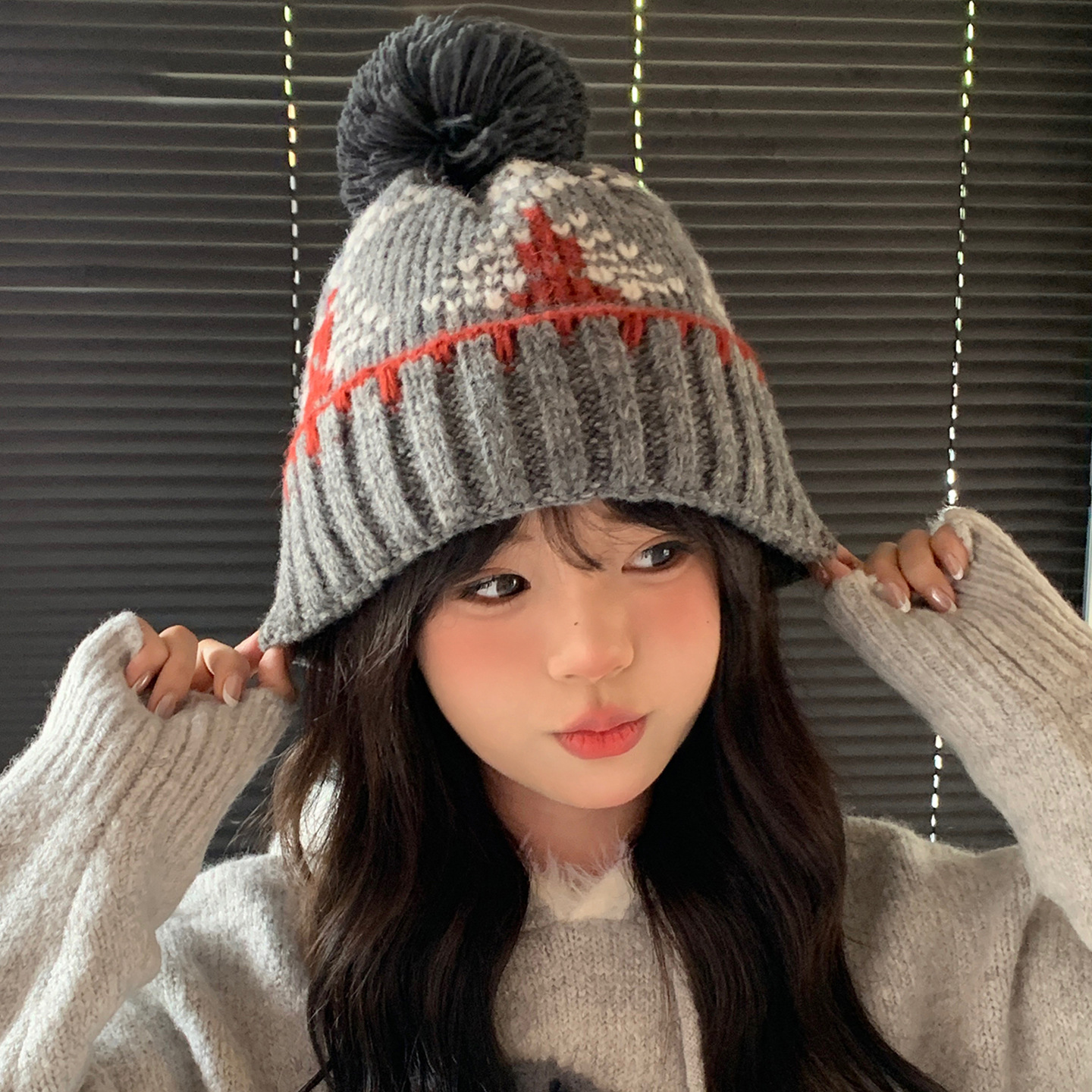Retro jacquard knit beanie with pom-pom, women's 2025 new autumn and winter warm ear-covering hat, face-slimming, cold-resistant wool hat