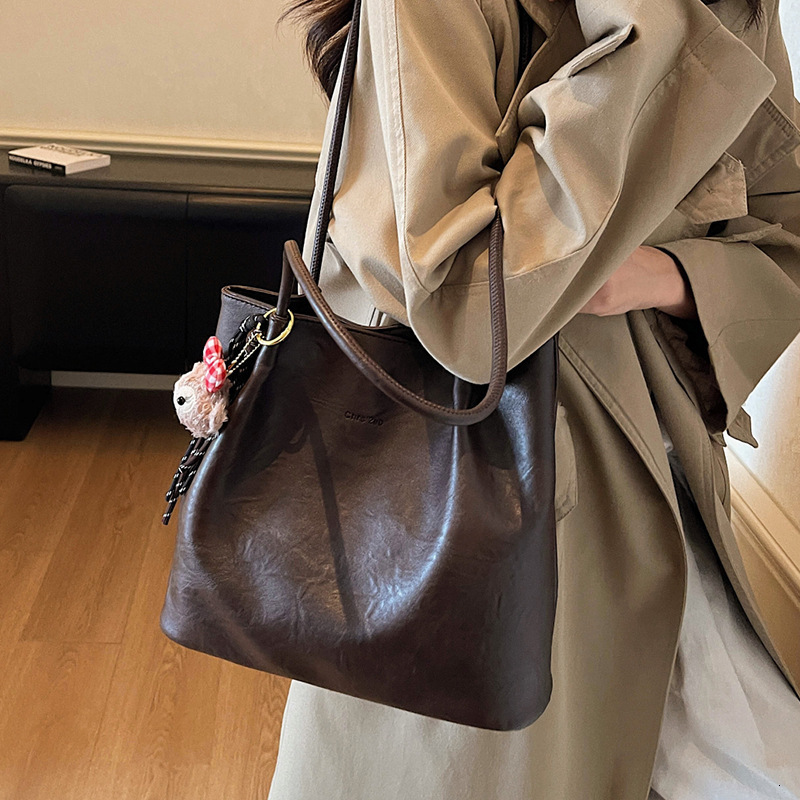 Cross-border foreign trade underarm large-capacity women's bag, Korean-style simple autumn and winter vintage commuter shoulder tote bag dhmall