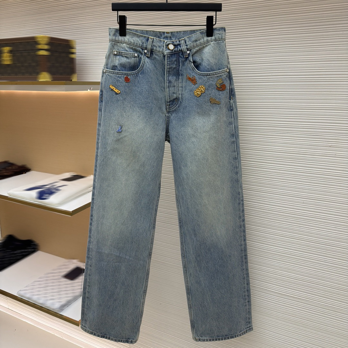 Designer brand clothing, high-quality men's light blue distressed jeans, badge embroidered pants, light luxury casual loose hanging denim pants