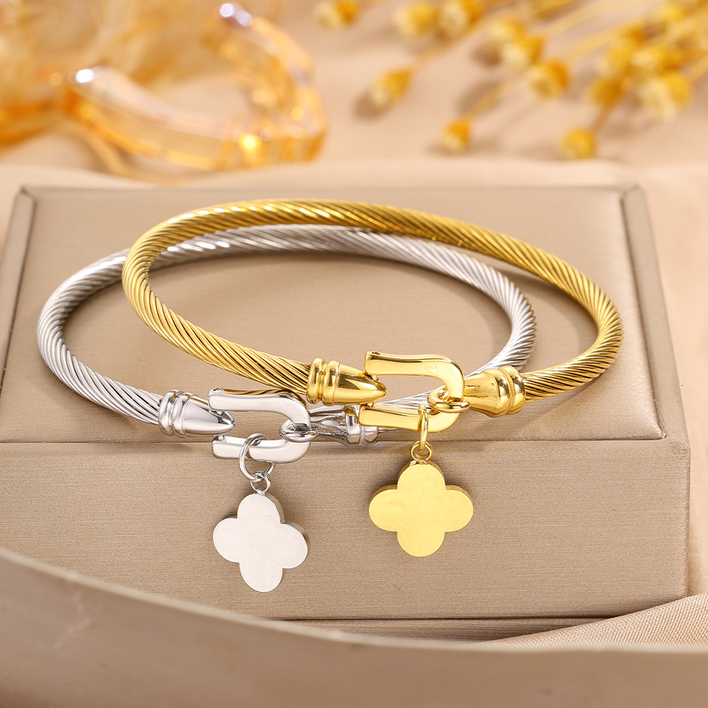 Stainless Steel Four-Leaf Clover Pendant Bracelet, Fashionable, Lightweight, Minimalist Design, With Smooth, Polished Finish And A Non-Fading Floral