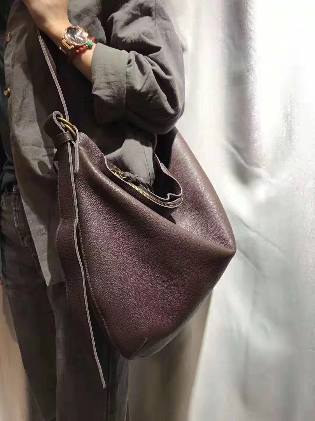 Ladies Genuine First Layer Cowhide New Retro Art Personality Large Capacity Soft Leather Shoulder Messenger Bag Suotong261015