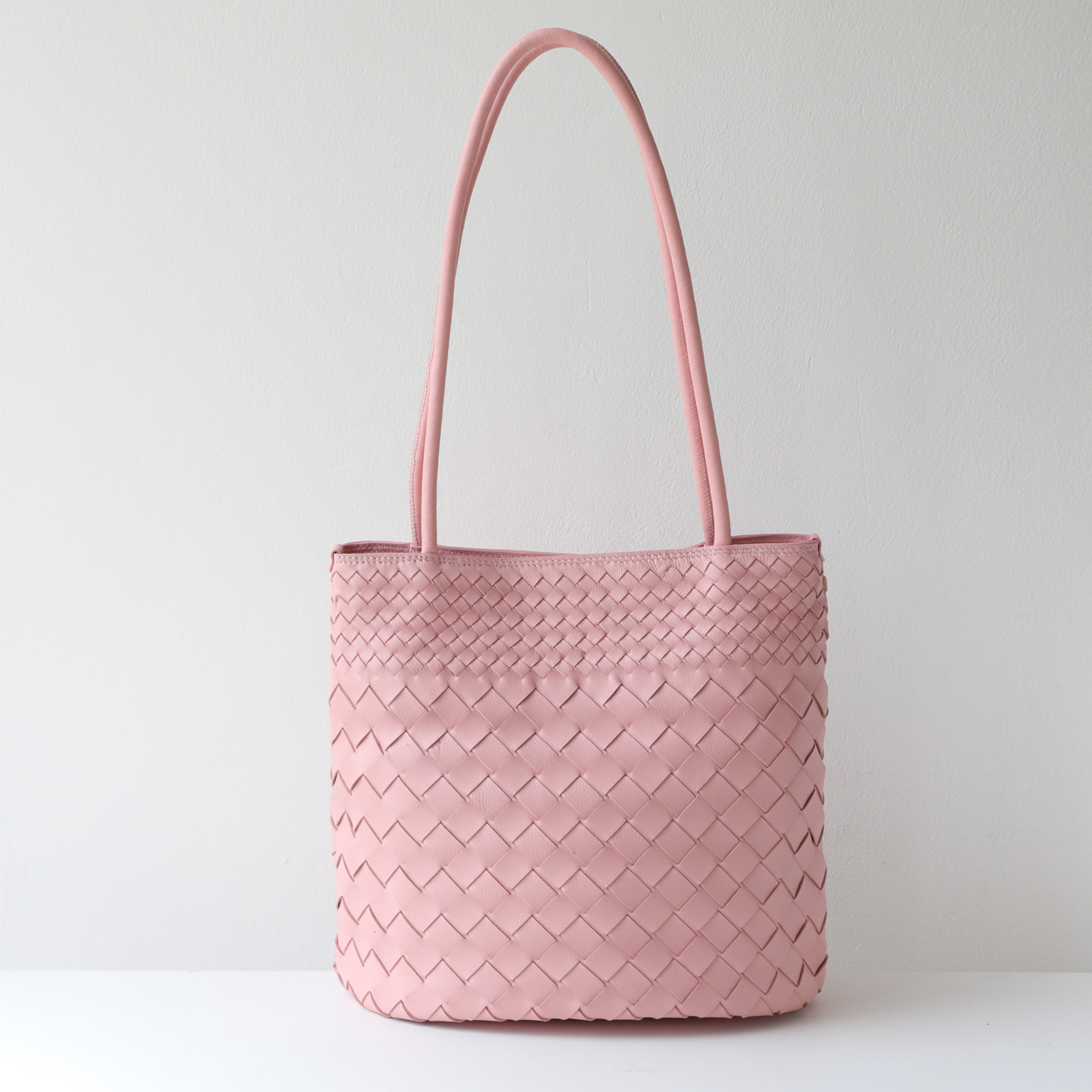 (Complimentary brand-matched belt) Designer casual Unique sophisticated sheepskin woven large capacity multi-compartment versatile shoulder bucket b