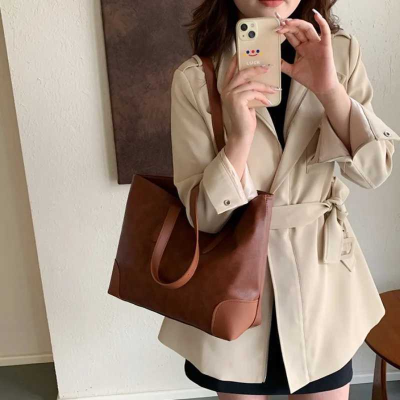 Designer Large Capacity Soft Leather Totes Tote Bag 2023 Autumn/Winter New Versatile Instagram Cmuting e Shoder Underarm Mmy Bag J261016