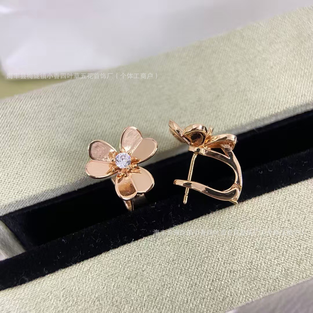 Designer Jewelry vanly Clover single-stone stud earrings, petal design, gold-plated silver posts, versatile and elegant floral earrings