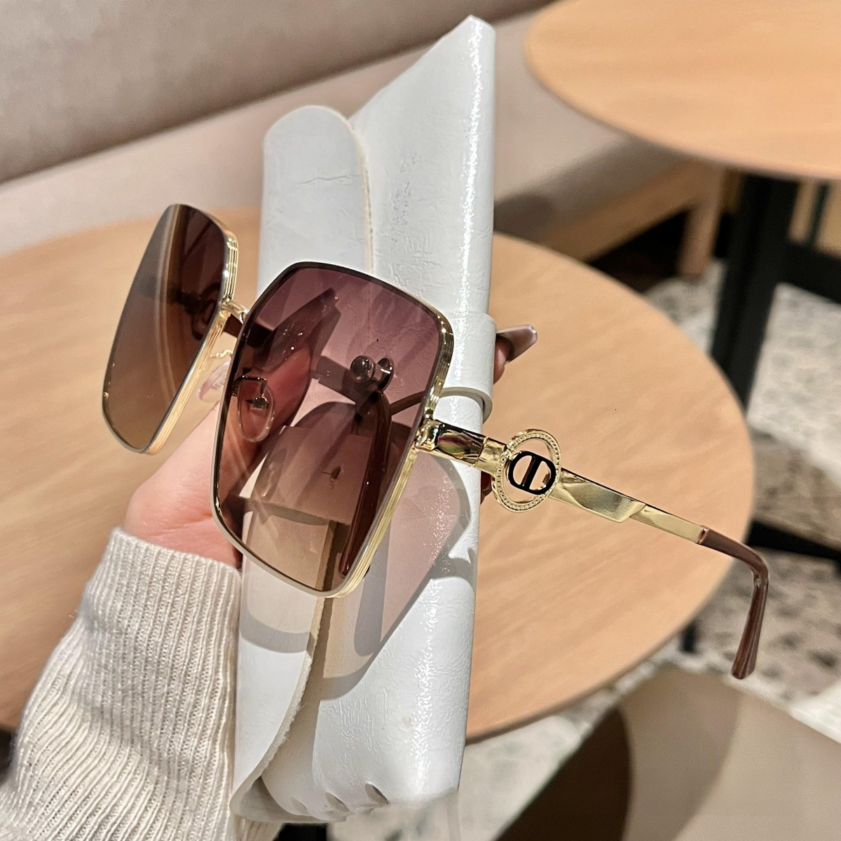 Vintage Luxury Women Square Frame Designer Sunglasses Y2K Stylish Metal Frame UV400 Gradient PC Lens Women Outdoor Glasses For Beach Travel Party Fa