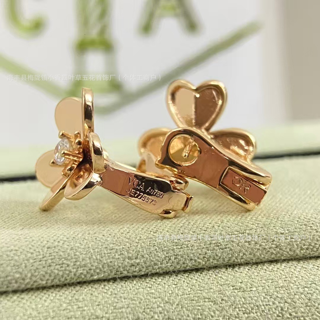 Designer Jewelry vanly Clover single-stone stud earrings, petal design, gold-plated silver posts, versatile and elegant floral earrings