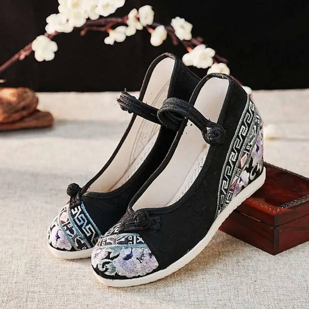 Women Casual Shoes Old female sneakers Beijing Cloth Spring And Autumn New China Chic Comfortable National Style Shallow Mouth Embroidered Hanfu Chi
