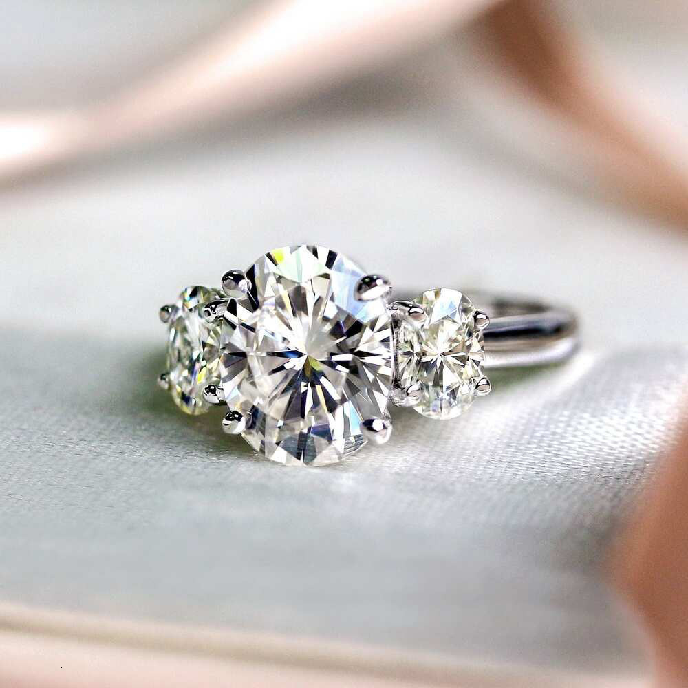 Huitan Xiaohongshu New Couple Rings, Featuring Light Luxury Style With Oval-Shaped Cubic Zirconia, Designed Women, And A Simple, Minimalist Design F