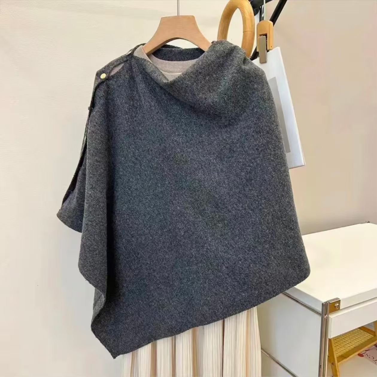 2026 Spring/Autumn Versatile, Loose-Fitting, High-End Knitted Retro Women's Shawl, Cape, Outerwear, Decorative Accessory High-Quality