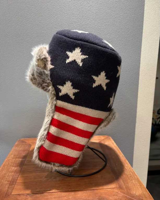 Trapper Hats Striped Color Blocked Star Knitted Lei Feng Hat for Men and Women Winter Warm Ear Protection Hat Outdoor Woolen HatT261017