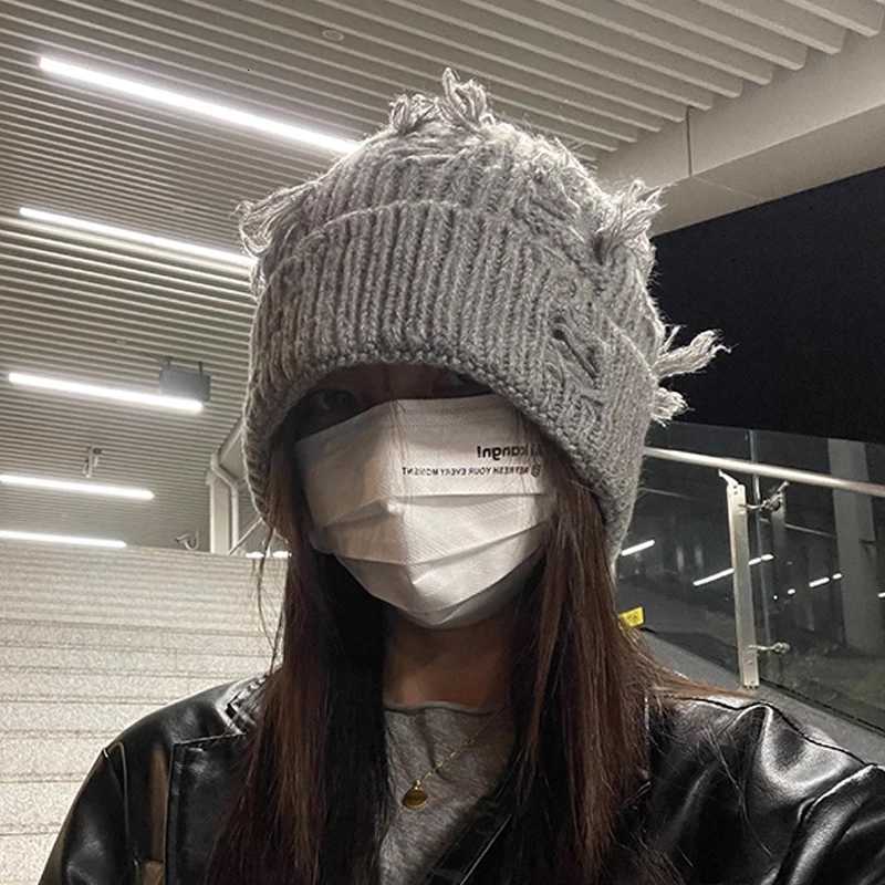 Beanie/Skull Caps Fashion Punk Solid Color Dilapidated Hole Knitted Hat Thickened Ear Protection Warm Beanie Cap Hip-Hop Hat Unisex Pompoms HatT2610