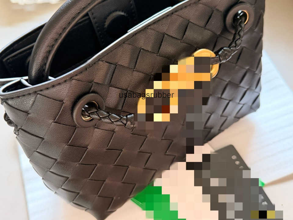 Classic Designer Style 2026 new leather woven tote bag versatile shoulder bag large capacity can be carried by hand or worn crossbody with a elegant