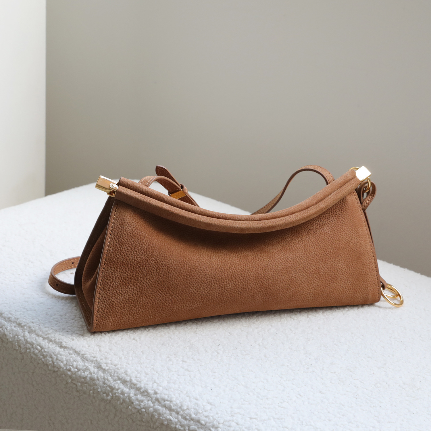 (Complimentary brand-matched belt) Designer Unique leather clip with a high-end design cowhide versatile commuting single-shoulder underarm baguette