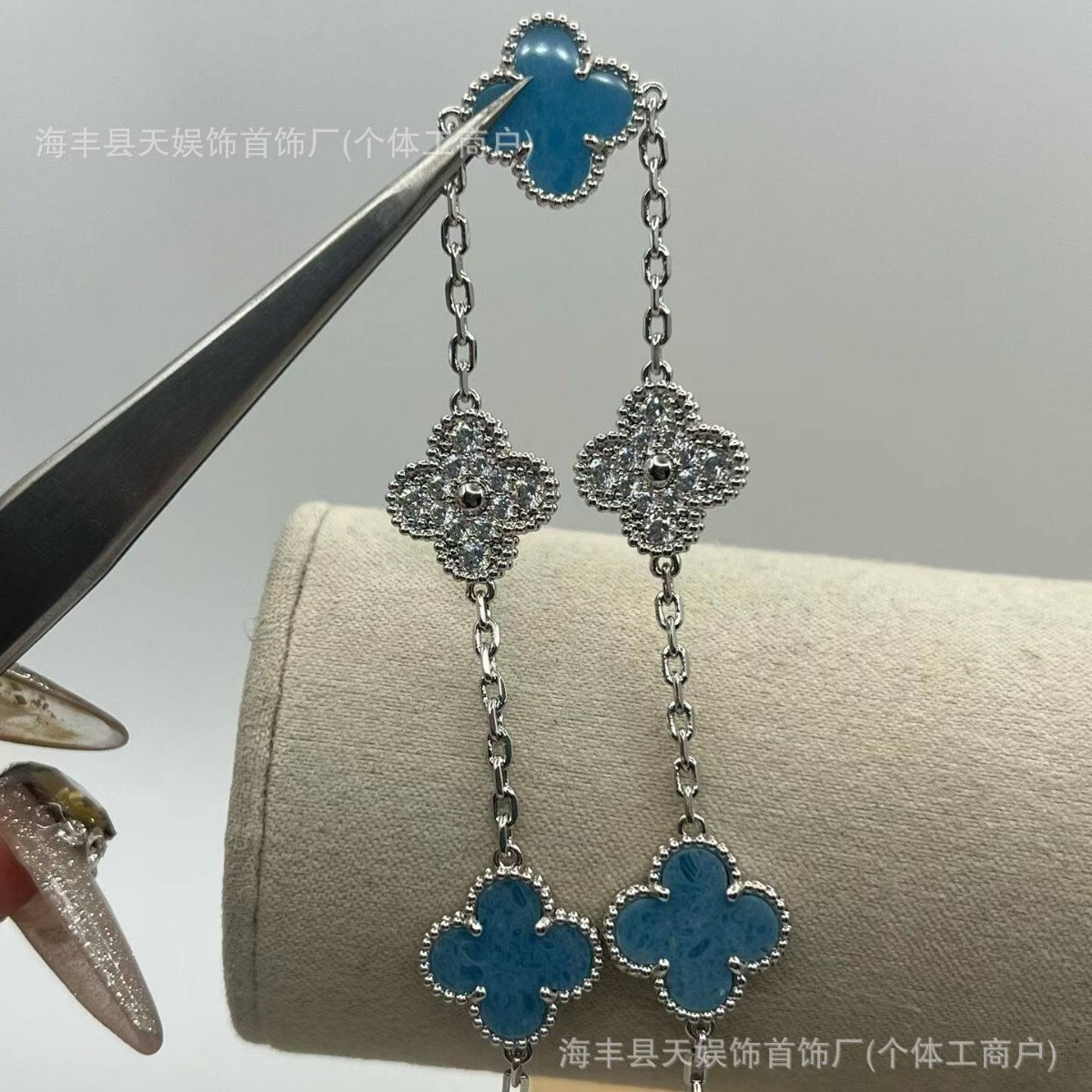 Designer Jewelry vanly New four-leaf clover bracelet, high-quality, gold-plated, with blue ceramic accents, a luxurious trendy design, perfect for c